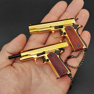 Llavero de metal con diseño de pistola 1911, modelo de pistola en miniatura, llavero de juguete con empuñadura de madera realista de 7.5 cm, llavero dorado, escala 1:3 - Product Image 3