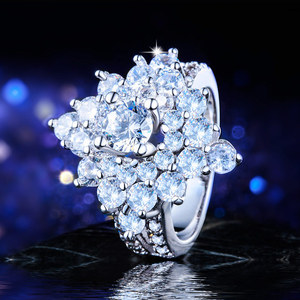 Anello da Donna Floreale a Quattro Punte Scintillante, Elegante Gioiello Regolabile in Lega, Stile Moderno, Idea Regalo - Product Image 3