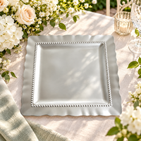 Eleganter 13-Zoll Kunststoff-Platzteller Pulverbeschichtet Quadratisch Gewellter Rand Perlmutt-Textur Modern Silber für Hotel-Bankette