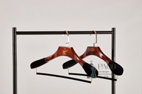 Cintre en bois massif écologique, robuste et antidérapant, avec logo personnalisé OEM pour magasin de vêtements et armoire