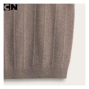 Fabricant de pulls certifiés GRS, logo personnalisé, pull en laine mérinos douce de luxe pour homme, col en V, tricot torsadé, pull décontracté - Product Image 4