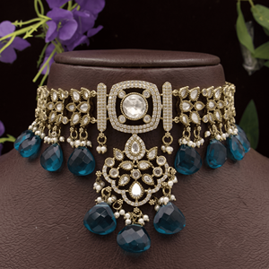 Elegante conjunto de collar de imitación con piedras azules, perlas colgantes y pendientes a juego para bodas y fiestas nupciales. - Product Image 2