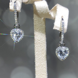 Orecchini pendenti in cristallo a forma di cuore per donna Accessori moda romantici e minimalisti da indossare ogni giorno - Product Image 1