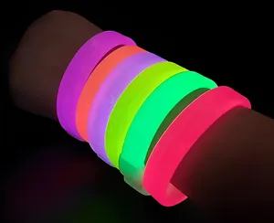 Venta al por mayor de triple pulsera desechable resplandor pulsera fluorescente palo neón fiesta personalizable logotipo resplandor pulsera de juguete - Product Image 5
