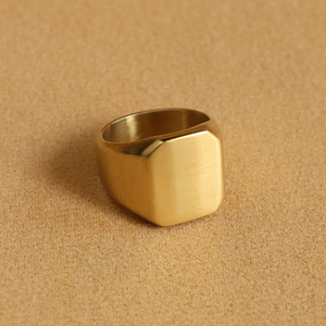 Anillo de sello cuadrado clásico Anillo de acabado pulido chapado en oro de 18 quilates para hombres y mujeres - Product Image 2