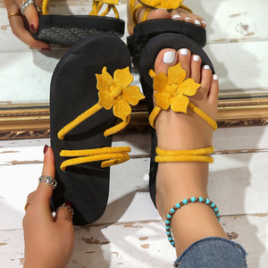 Tongs à semelle compensée pour femmes, décor floral, multi-bandes, semelle épaisse, pantoufles d'été pour la plage et l'extérieur - Product Image 1