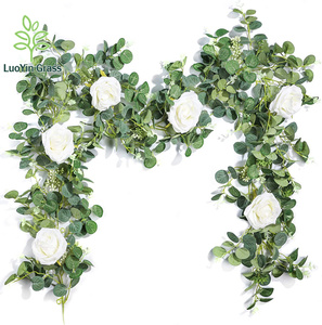 Guirlande d'eucalyptus avec <span class=keywords><strong>Ross</strong></span> blanc 6 pieds vignes artificielles fausse soie verte feuilles d'eucalyptus pour décor de toile de fond de mariage - Product Image 1