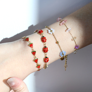 Pulsera de Mujer con Perlas y Flores de Acero Inoxidable Chapado en Oro de 18K - Diseño Floral Azul y Blanco, Hipoalergénica e Impermeable - Product Image 4