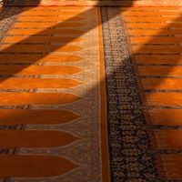Tapis de mosquée personnalisé avec logo et motifs imprimés pour les espaces de culte et les salles de prière, fabriqué par Bocai Factory