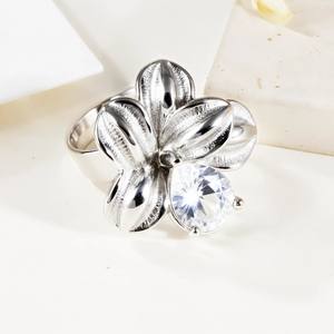 Damesring met bloemvormige zirkonia, 316 roestvrij staal, goud/zilver, waterdicht, modieus juweel voor daten, verloving, bruiloft, <span class=keywords><strong>trend</strong></span> <span class=keywords><strong>2026</strong></span> - Product Image 4