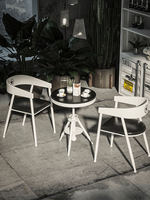 Chaise et table de bistrot en métal robuste, solution de mobilier unique et chic de style industriel pour les espaces créatifs, bars à thème, studios