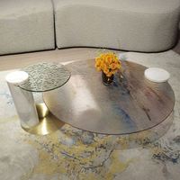 Table basse moderne pour salon européen, plateau en verre noir, base en marbre simple et structure en métal et bois