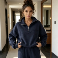 Ensemble de survêtement deux pièces blanc surdimensionné pour femme avec logo personnalisé OEM, comprenant un haut à col montant semi-zippé et un pantalon de survêtement