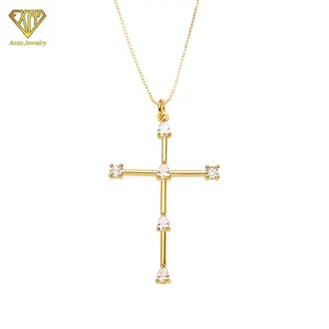 Collana con croce placcata in oro con nodo di pietra preziosa speciale a forma di pera