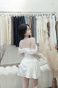 Minivestido blanco con volantes y hombros descubiertos, sin mangas, dulce y femenino, de poliéster, a la moda, de Vietnam - Product Image 3