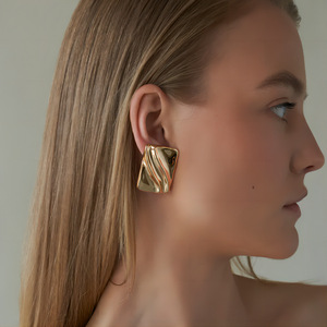 ต่างหูรูปทรงคลื่นเรขาคณิต ชุบทอง 18K ทำจากไทเทเนียมสตีล สำหรับผู้หญิง เครื่องประดับแฟชั่น - Product Image 1