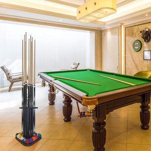 Support de rangement pour queues de billard Cueelf Premium en bois massif, design triangulaire classique, capacité de 9 queues, avec poignée portable pour table de billard - Product Image 4