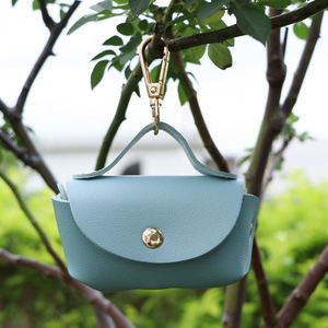 Distributeur de sacs à déjections canines portable en cuir PU tendance à suspendre au laisse pour la promenade en extérieur - Product Image 3