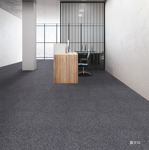 Dalles de moquette carrées abstraites modernes en nylon à rayures colorées 50x50cm avec support en PVC antidérapant, mur à mur pour hôtel commercial, bureau - Product Image 2