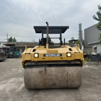 Rouleau vibratoire tandem Caterpillar CB564D à double fréquence et quatre amplitudes de vibration pour le compactage des surfaces en asphalte routier