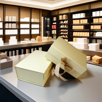 Grand ruban de luxe beige avec fermeture magnétique poignée de boîte-cadeau, logo personnalisé, matériaux recyclés, doublure en éponge pour parfum de luxe