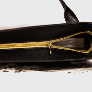 Bolsos <span class=keywords><strong>de</strong></span> Mano para Mujer al por Mayor con Cuero PU <span class=keywords><strong>de</strong></span> Alta Calidad, Bolsos Promocionales con Logotipo en Dorado y Cierre <span class=keywords><strong>de</strong></span> Cremallera - Product Image 6