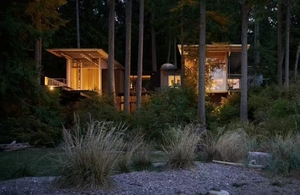 ฟอเรสท์วอเตอร์ฟร้อนท์ดีไซน์บ้านไม้ยกระดับพร้อมผนังกระจกธรรมชาติสำหรับใช้ในการล่าถอย - Product Image 2