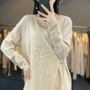 ربطة عنق من الصوف المرصع للنساء ، سترة من الصوف برقبة على شكل حرف V منقوشة من الفاوانيا - Product Image 4