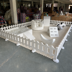Ensemble de jeux d'éveil Ferme avec blocs d'escalade, piscine à balles et sauteurs lapins - Product Image 1