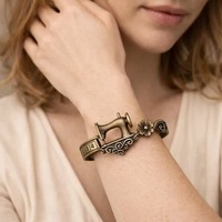 En gros, Ensemble de bracelets et bagues sur le thème de la machine à coudre