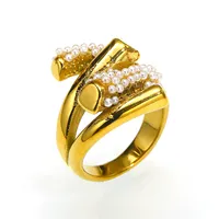 Bague élégante torsadée avec design bypass, incrustée de mini fausses perles, en acier inoxydable plaqué or, bijou de mode chic pour le doigt