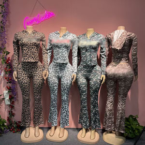 طقم نسائي من قطعتين للخريف والشتاء رائج المبيعات، هودي بطبعة الفهد مع أكمام طويلة وبنطلون رياضي ضيق واسع من الأسفل - Product Image 4