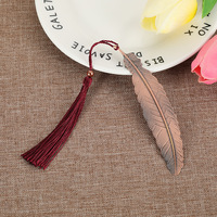 Marque-pages en métal pas chers, cadeau pour étudiants, marque-pages gravés or et argent avec pompons colorés