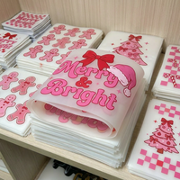 Transferts DTF de Noël en gros, motifs Joyeux Noël et Arbre de Noël en pain d'épices rose, patchs thermocollants personnalisés en vrac pour impression à repasser