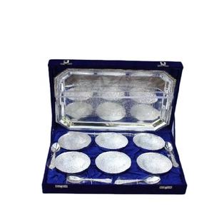 ชุดชามโลหะคุณภาพสูง 6 ใบ พร้อมถาดสี่เหลี่ยมหนึ่งใบ และช้อน 6 ชิ้น ทำจากทองเหลืองและชุบเงิน บรรจุในกล่องกำมะหยี่ - Product Image 1