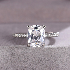Anello con Zircone Taglio Principessa per Donne, Elegante Gioiello per Proposta di Matrimonio e Fidanzamento - Product Image 1