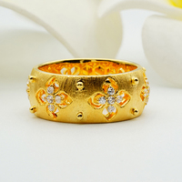 Manos sobre el corazón |   Anillo de Flor en Oro de 18K con Diamantes Pavé de 0.306ct y Engaste de Garra, Diseño Artesanal Hueco |   Recuerdo de Cumpleaños