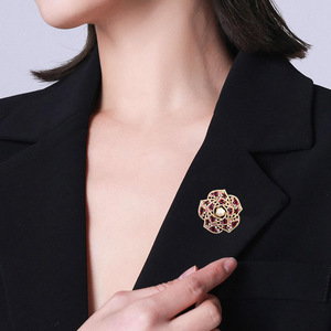 Nuevo Broche de Lujo para Mujer, Diseño Hueco de <span class=keywords><strong>Camelia</strong></span>, Chapado en Oro, Elegante y Sofisticado, con Circonita, para Vestidos de Novia - Product Image 3