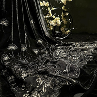 Velours brodé au laser de précision avec motifs floraux stratégiquement placés pour les textiles haute couture