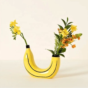 Vase en forme de banane de style minimaliste, artisanat en résine créatif pour la décoration de la maison, arrangement floral pour le salon et la salle à manger - Product Image 1
