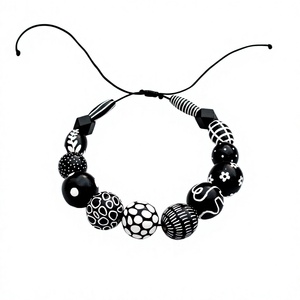 Collier fantaisie unisexe en résine noire et blanche, motif floral bohème, perles élégantes, accessoire de mode unique - Product Image 1