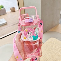 Md181 Bouteille d'eau en plastique à double boisson avec sangle Bouteille d'eau portable pour étudiants Gobelets en plastique à paille pour enfants