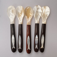 Cuillère et fourchette en forme de coquille avec manches en bois, incrustation en bois de rose motif poisson, finition miroir style caviar, 14 cm