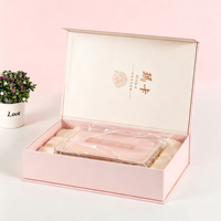 Boîte rigide pliante magnétique Off White avec logo personnalisé en relief et intérieur en satin pour l'emballage de coffrets cadeaux de produits de santé