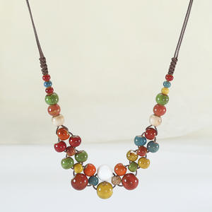 Collar con colgante de cerámica y cuentas estilo bohemio, accesorio de ropa para mujer, cadena de eslabones colorida y moderna, joyería decorativa de diseño exclusivo. - Product Image 5
