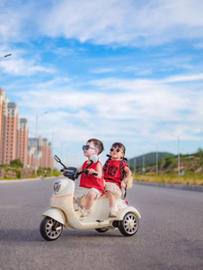 Motocicleta Eléctrica para Niños de 12 V, Triciclo <span class=keywords><strong>con</strong></span> 3 <span class=keywords><strong>Ruedas</strong></span> y Dos Asientos para Niñas de 2 a 7 Años, Coche de Juguete para Bebés - Product Image 6