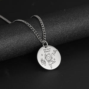 Collar inspirador para bailarina Colgante redondo en tono dorado grabado con la frase la mejor bailarina - Product Image 5