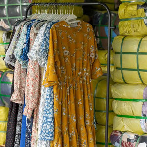 SH05 Abbigliamento Usato Misto all'Ingrosso, Vestiti Estivi da <span class=keywords><strong>Donna</strong></span> di Seconda Mano, T-Shirt, Gonne <span class=keywords><strong>in</strong></span> Denim, Pantaloni, <span class=keywords><strong>Jeans</strong></span> di Alta Qualità e alla Moda - Product Image 1