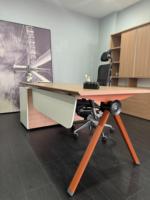 Table de bureau exécutive moderne et élégante : Système de rangement intégré et dissimulé, idéal pour les zones de travail de direction en usine