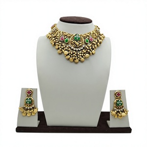 Conjunto de collar choker tradicional chapado en plata con incrustaciones de Kundan, piedras verdes y rojas, cuentas de moneda y pendientes a juego. - Product Image 3